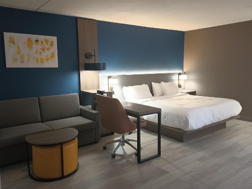 Comfort Inn & Suites image 9